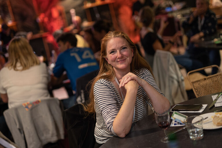 Caroline pose pour la caméra
