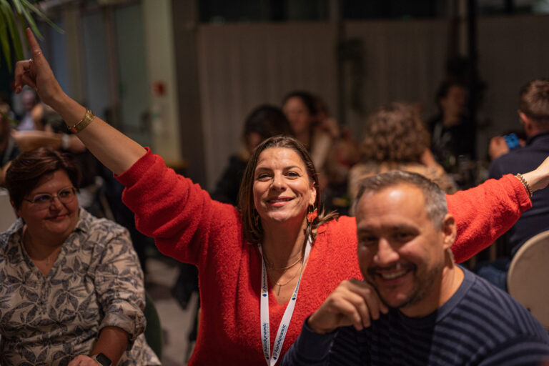 Marion sourit à la caméra