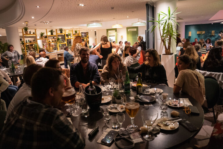 Photo personnes assises à table
