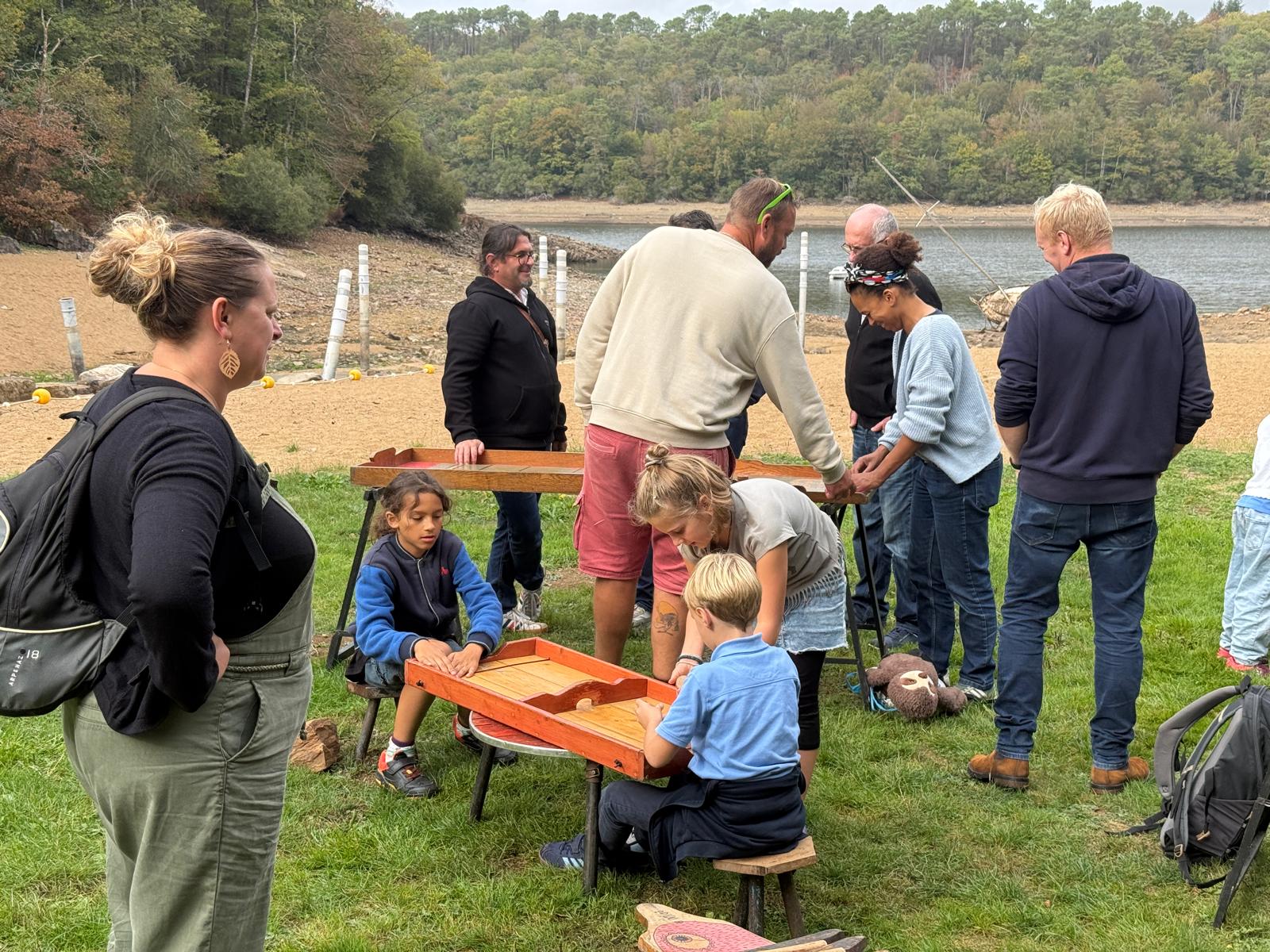Photo des familles en train de jouer
