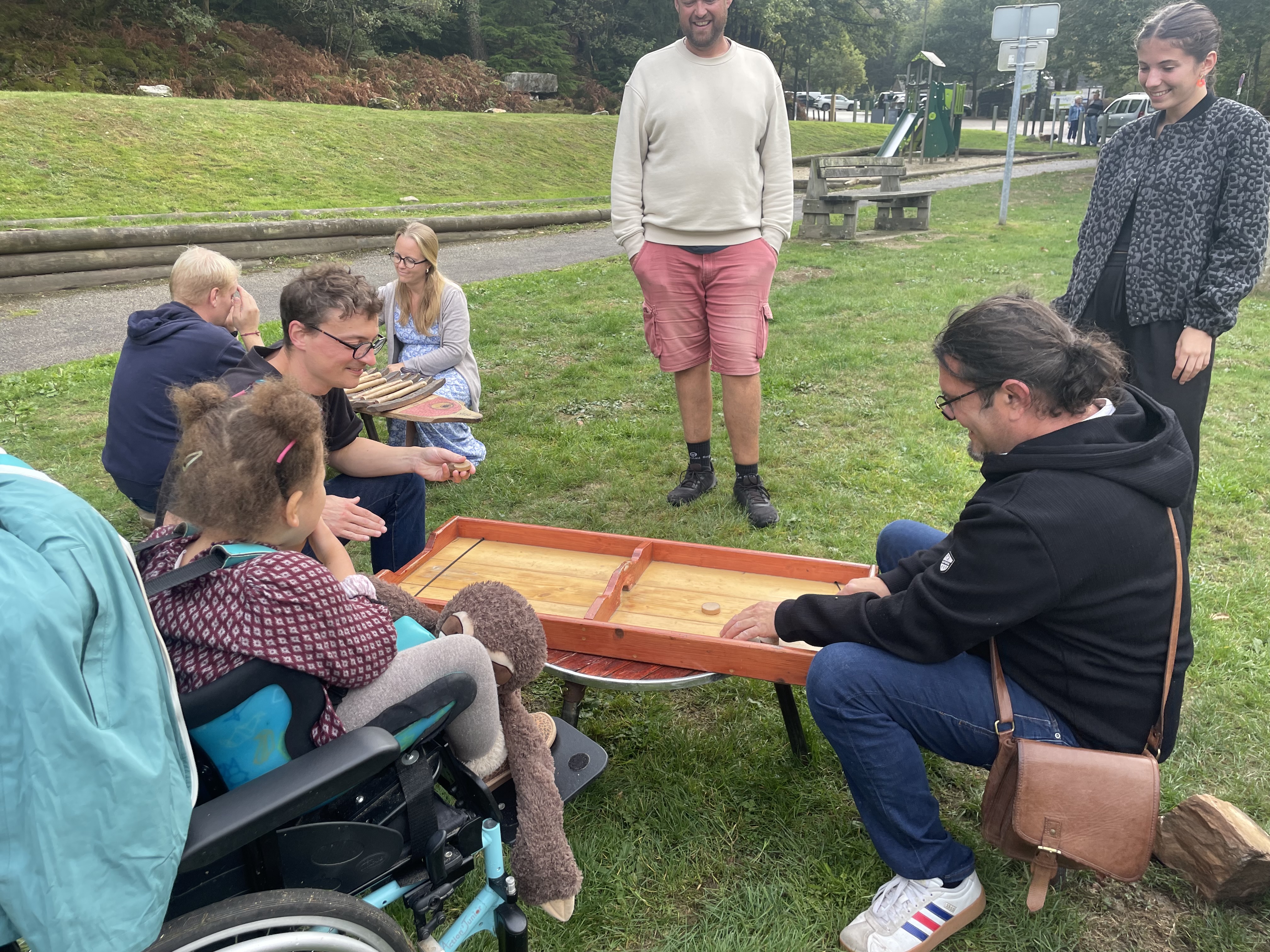 Photo des familles en train de jouer