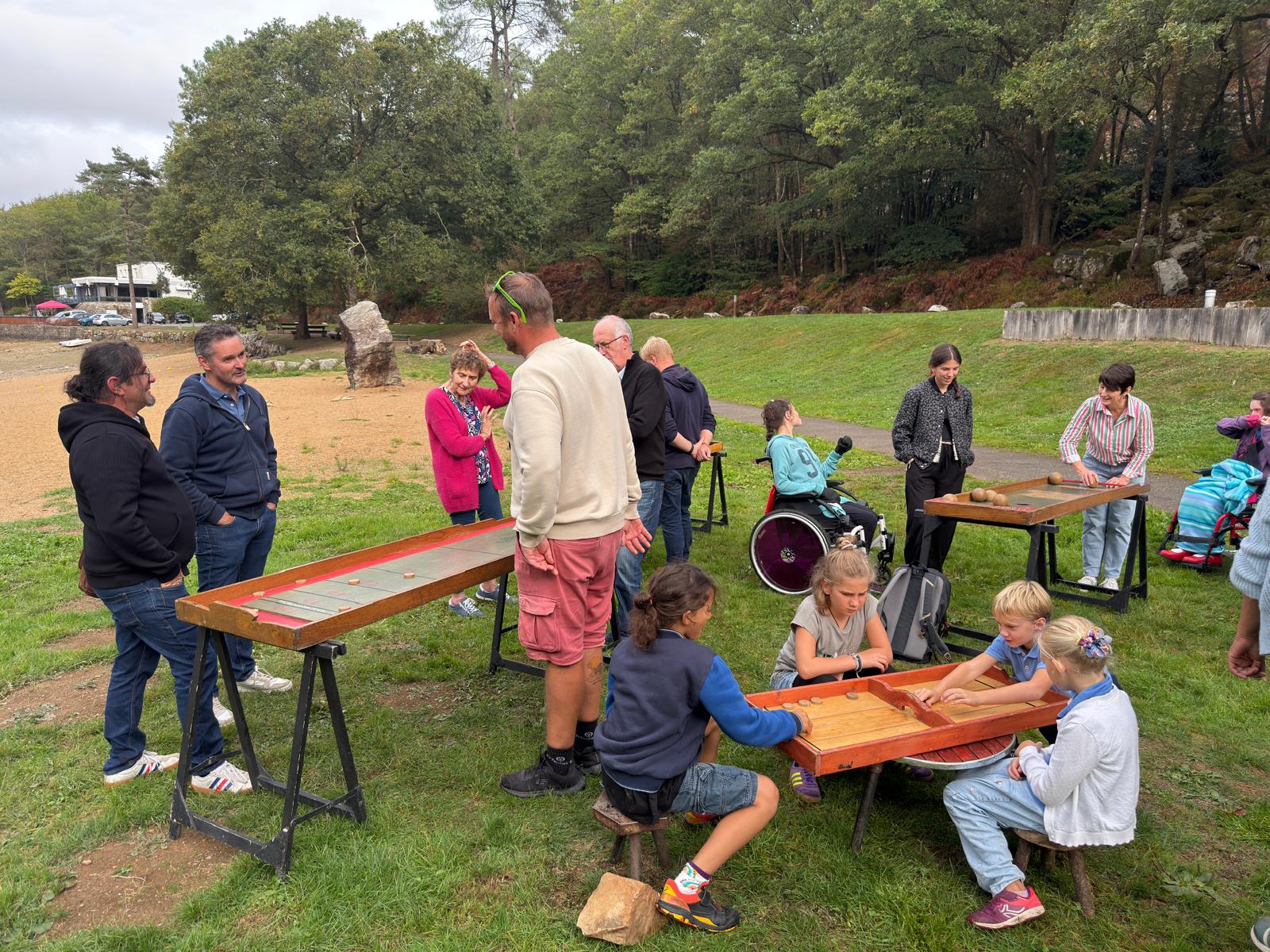 Photo des familles en train de jouer