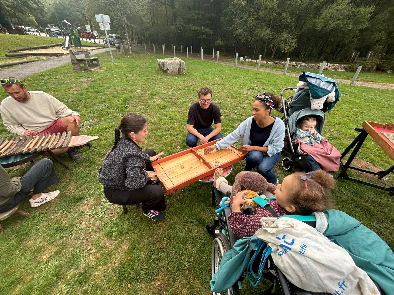 Photo des familles en train de jouer